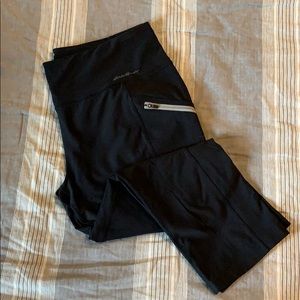 Zipper pocket capri leggings